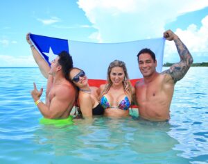 Francini Amaral Instagram - Axe en Punta Cana!!! 

Que bien lo pasamos!!! 
Venimos hacer un show y aprovechamos de conocer la famosa Isla Saona de la mano de @latinosinpuntacana . Muy lindo el lugar !!!

 Y obviamente no podría faltar la celebración con la bandera , ya que tuvimos q celebrar el 18 fuera de Chile! 

#axebahia #puntacana #rd #latinosinpuntacana #republicadominicana
