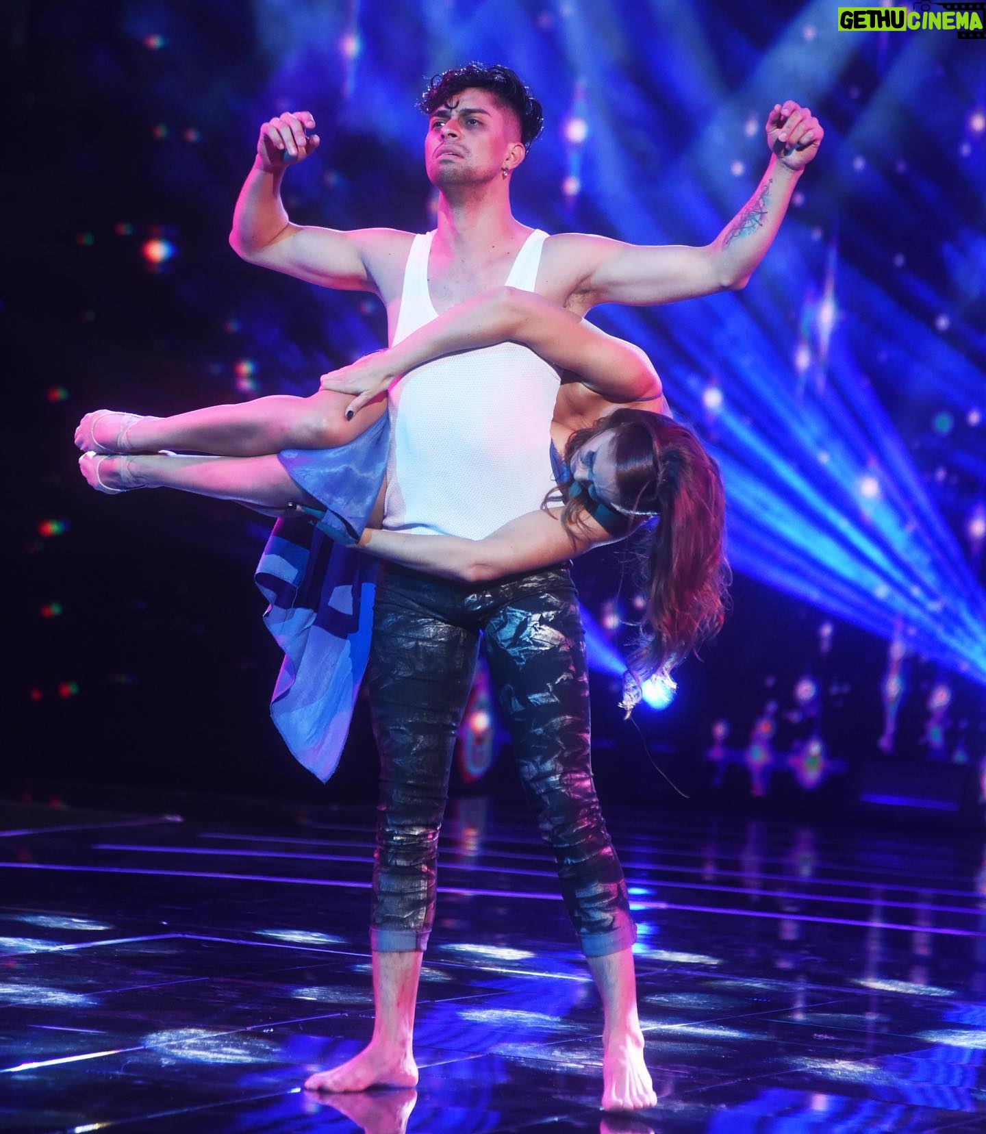 Francini Amaral Instagram - Me han preguntado porque me gusta bailar… Porque cuando bailo mi alma vuela…me conecto, vibro, me llena… Y es por eso que entre al programa… la coreografía de hoy la senti, la lloré, me emocioné… y mucho… gracias @daviidsaez por regalarme este momento único! Espero que les guste ♥️ Coach: @rosita.piulats Vestuario: @victormc_queen @__andreacastro #aquisebaila #shallow #adagio #dancers #dancerlover #bailandoconelalma