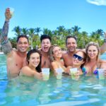Francini Amaral Instagram - Axe en Punta Cana!!! Que bien lo pasamos!!! Venimos hacer un show y aprovechamos de conocer la famosa Isla Saona de la mano de @latinosinpuntacana . Muy lindo el lugar !!! Y obviamente no podría faltar la celebración con la bandera , ya que tuvimos q celebrar el 18 fuera de Chile! #axebahia #puntacana #rd #latinosinpuntacana #republicadominicana