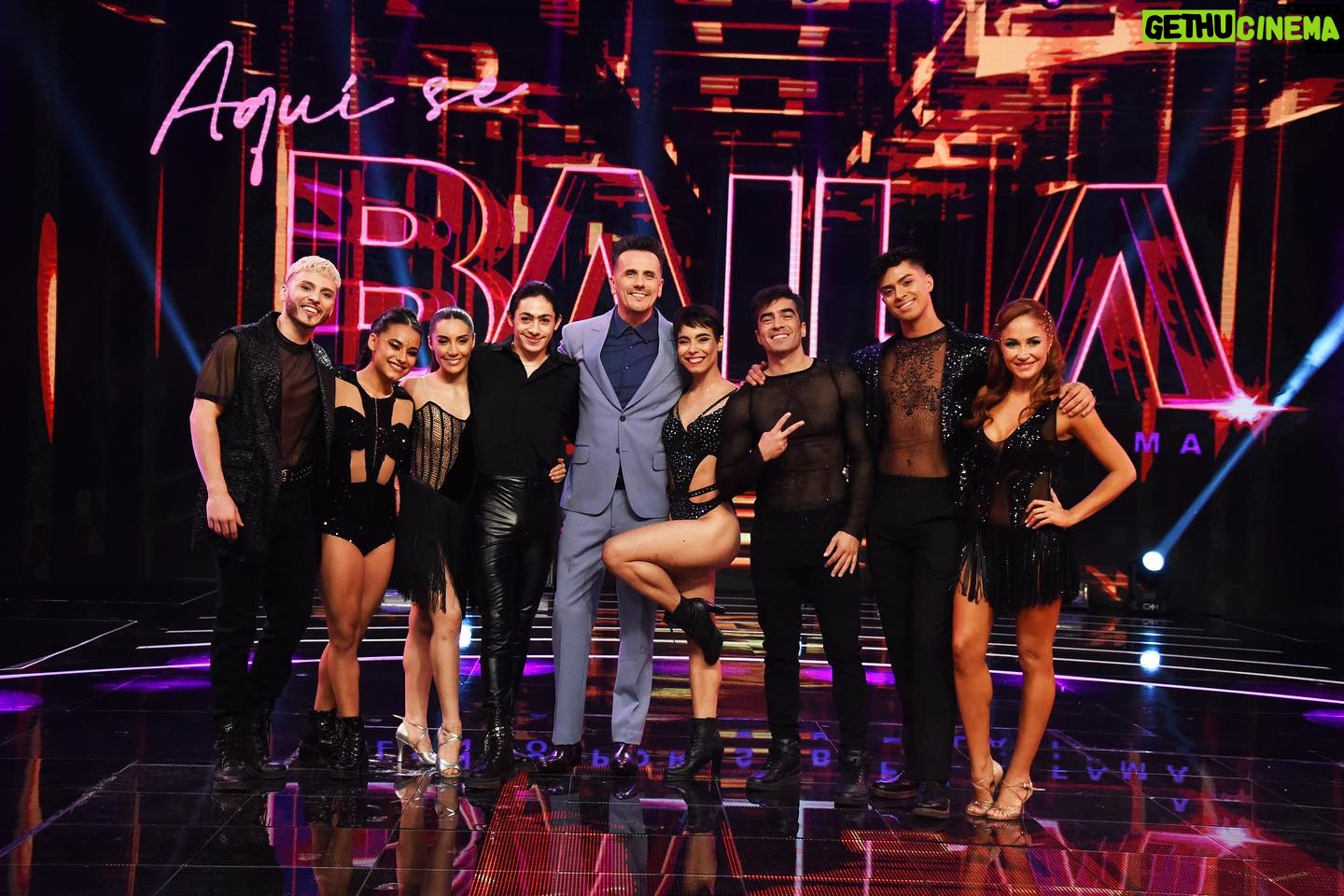 Francini Amaral Instagram - Fue una Gran Final!!!! Que manera de pasarlo bien por Dios!! Primero quiero agradecer a mi partner @daviidsaez y a mi coach @rosita.piulats por toda la entrega, compromiso, dedicación, paciencia, por todo la verdad !!! Son los mejores ❤️ Quiero felicitar a la cabra chica más talentosa de todas @fer_garces1 por el triunfo🙌🏻 Quiero agradecer a toda la producción, vestuario, maquillaje , equipo Tecnico…. Un súper equipo que hizo posible que cada presentación fuera mágica …. Muchas gracias a toda la gente que votó, y que me apoyó en toda la temporada… Gracias totales !!! ❤️🤟🏼 #aquisebaila #aquísebailagranfinal #aquisebaila13 #canal13