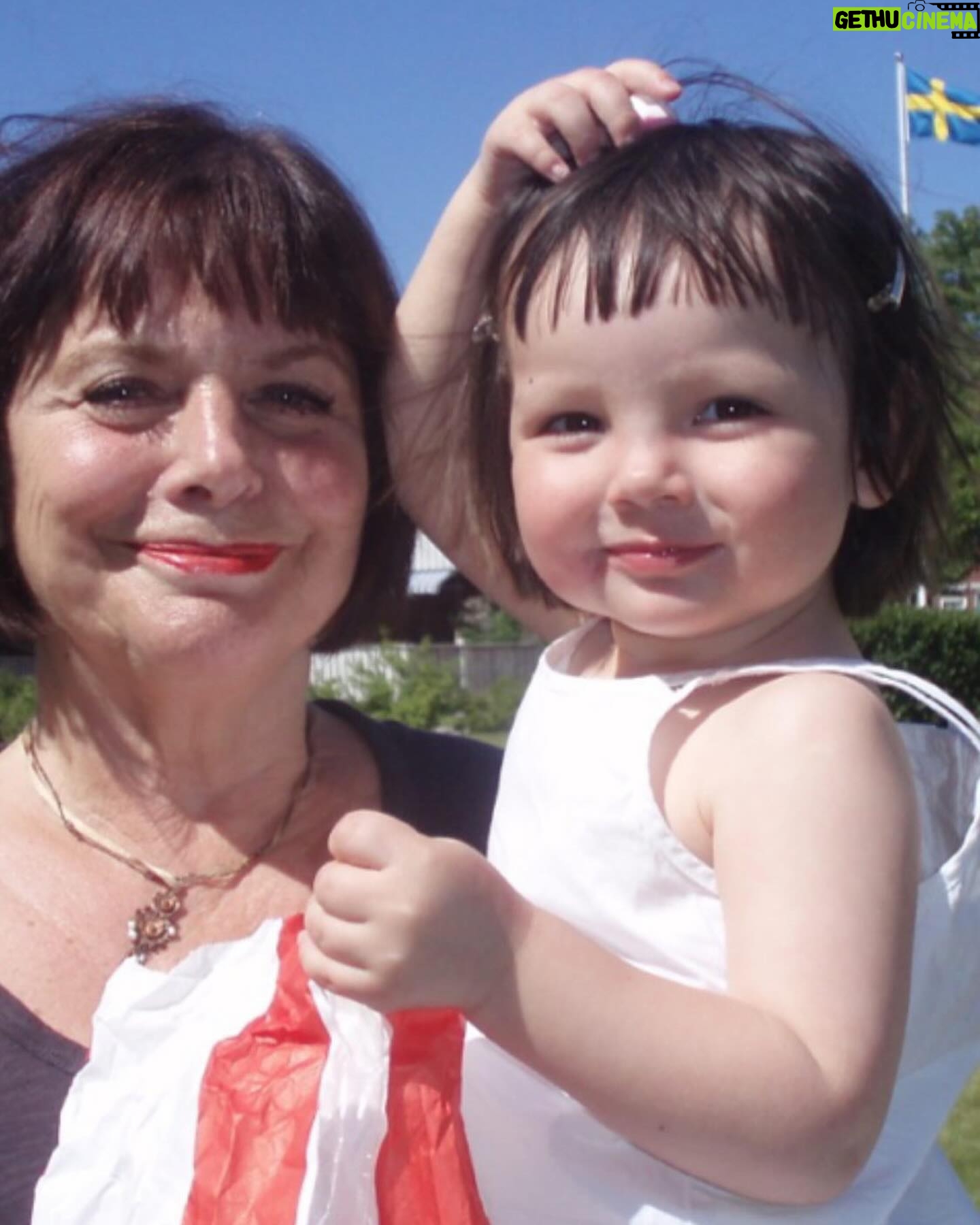 Francisca Aronsson Instagram - Feliz cumpleaños a la abuela más bella persona, cariñosa, atenta, cálida e icono. Te amo tanto , tanto que no puedo ni escribirlo. Eres la mejor del mundo ❤️ Por ahí me contaron que cuando llegué a casa después de nacer, te vi y me quedé pasmada contigo. Desde bebé sabía que serías de mis personas favoritas en esta tierra.
