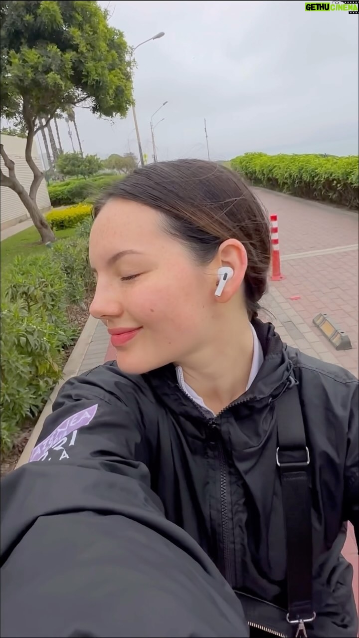 Francisca Aronsson Instagram - Por fin pude reencontrarme con mi hermano, después de tres meses. Y pensaba en el mejor regalo por navidad con el fin de estar conectados siempre. Hablé con mis padres para discutir en familia…¿Si regalar un iPhone a un adolescente sería una buena idea? Si sabíamos que era el regalo más deseado por mi hermano como el resto de los adolescentes. Si, los iPhone, ( @ishopperu ) tienen muchas ventajas con respecto a un Android como: ⭐️Desde el iPhone de mis padres y el mío podremos controlar mucho de lo que hace mi hermano con el iPhone. ⭐️Podemos hacer el seguimiento de horas de uso del dispositivo y poner límites al tiempo de uso “de forma muy avanzada”. ⭐️El servicio ‘Buscar Mi iPhone’ también significa que podremos rastrear la ubicación de mi hermano en tiempo real, para que podamos tenerlo localizado o comprobar que él se encuentra donde debía estar a una determinada hora. ⭐️Podemos poner restricciones de contenido, tanto en la web como en las apps e impedir compras. ⭐️Un iPhone es una grandísima opción por las importantes funciones de privacidad de Apple Tiene su nuevo iPhone y su AirPods (los encontré de oportunidad), pero también tiene 18 REGLAS QUE CUMPLIR, aunque él es lo suficiente maduro, igual creemos importante que se gane su regalo. Ustedes que opinan?? #ElMejorRegalo #MásCercaDeTi #Publi