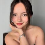 Francisca Aronsson Instagram - Voy a resumir el mes de Marzo en emojis: 🎬💃🏻🥳😪🫡🤦🏻‍♀️💅🏼👩🏻‍❤️‍👨🏻 🎤 🏄‍♀️ ☕️ 👩‍💻 .