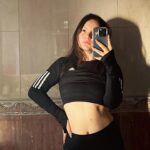 Francisca Aronsson Instagram - Antes de partir al gym, foticos al natural sin make up y despeinada para sentirme una diosa antes de partir… 😂🖤. Ehhh mi conjunto de @adidaspe ??? Es maravilloso. Amo este look !!! #creadoconadidas #publicidad