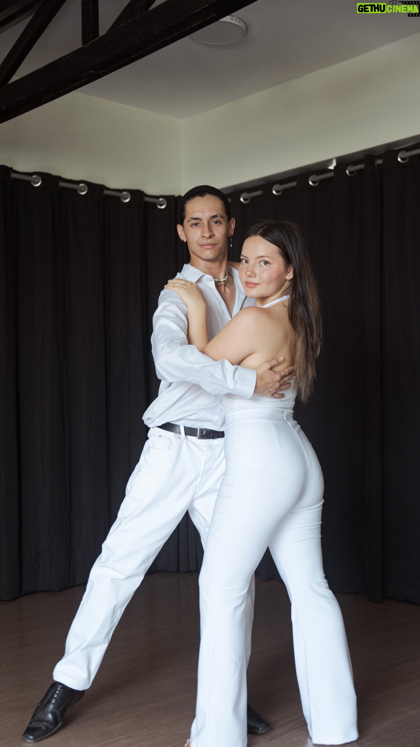 Francisca Aronsson Instagram - No fue culpa tuya, ni tampoco mía Fue culpa de la monotonía… 💃🏻 El baile y la música son parte de mis formas favoritas de comunicar además de la actuación 🎭. Espero seguir mejorando poco a poco❤️. Coreo y bailarin : @marciorxmirez Video : @darioanticona Vestuario : @laatelier_peru Lugar : @dancestudioperu
