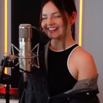 Francisca Aronsson Instagram - Cover “Amante” de @nickyjam Otra de mis canciones favoritas❤️ Productor musical : @benjiburga Videografos : @mathias_3.jpg @nathan_tesse Edición : @ximenamaticorena_ Director: @finstorino