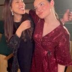 Francisca Aronsson Instagram – Aquí con ustedes el backstage del videoclip de mi canción “Te Creo Todo” Que esta en todas las plataformas 💙.

Si chicos, le creo todo al mesero. 😂