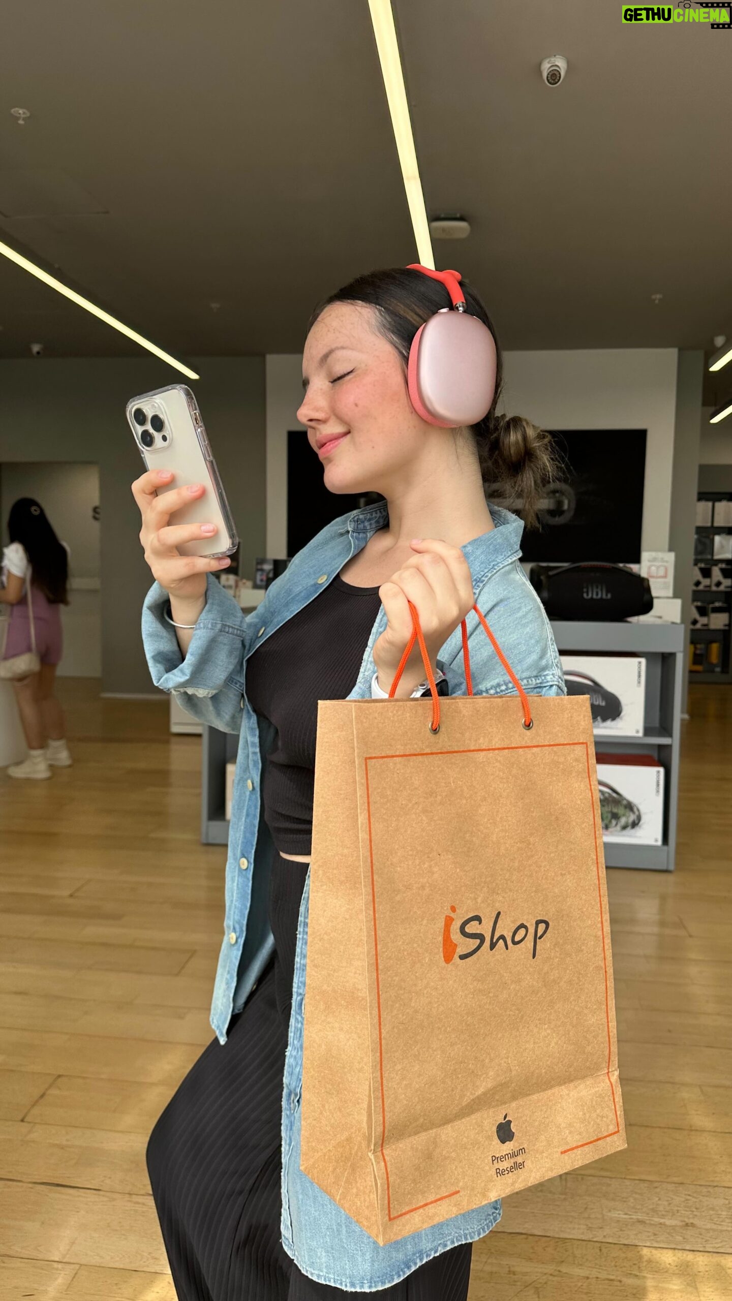 Francisca Aronsson Instagram - Con mi nuevo iPhone de iShop tengo una verdadera experiencia y personalidad. Adquiere el que más te guste en sus tiendas físicas o en la tienda online. 💕💕 Y ¿tú que con que personalidad te identificas? ¿Sospechas cual soy yo? #MásCercaDeTi: Los mejor de Apple en iShop. Dispositivos de alta calidad con un sistema operativo fácil de usar, una gran variedad de aplicaciones disponibles y una reputación muy buena con respecto a seguridad, garantía extendida o “Trade In” (deja tu iPhone antiguo y recibe un descuento como parte de pago). #Telefonazo #publicidad
