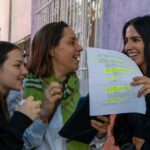 Francisca Aronsson Instagram - Tener la oportunidad de participar en la serie mexicana La Lola, ha sido un gran aprendizaje que llevo en mi corazón. Desde que llegué, la producción, los técnicos(as) y mis compañeros de escena me acogieron como una más del equipo. Ha sido una experiencia positiva, gratificante y he crecido personal y profesionalmente mucho, y me llevo mi “nuevo acento” mexicano para contar nuevas historias. ¡¡¡No dejen de ver LaLOLA por Vix @vix !!!. Aparte de reír y relajarse se darán una oportunidad para reflexionar sobre temas actuales. Cada episodio va ayudar a comprendernos mejor entre nosotros y nosotras, desde la mirada masculina de lo que siente una mujer, cuestionándonos roles y estereotipos de género a través del humor y la interpretación de un gran elenco. @barbaraderegil @analo @anaceliaurquidi @joshuamintzoficial y muchos talentos más 🥰 📸: @vix #LaLola #Sol #Serie #Vix #comedia