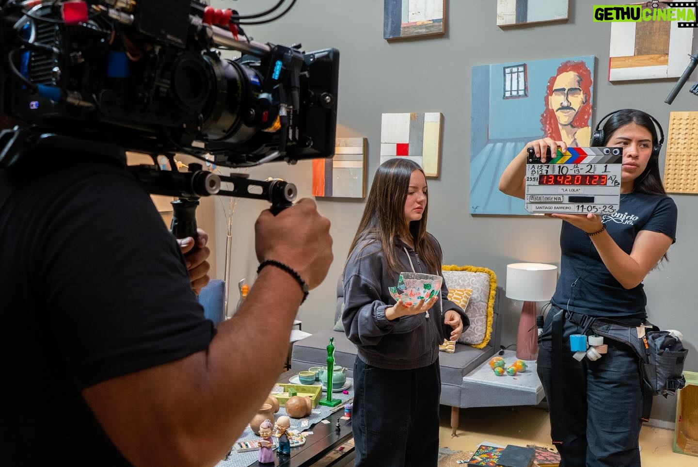 Francisca Aronsson Instagram - Tener la oportunidad de participar en la serie mexicana La Lola, ha sido un gran aprendizaje que llevo en mi corazón. Desde que llegué, la producción, los técnicos(as) y mis compañeros de escena me acogieron como una más del equipo. Ha sido una experiencia positiva, gratificante y he crecido personal y profesionalmente mucho, y me llevo mi “nuevo acento” mexicano para contar nuevas historias. ¡¡¡No dejen de ver LaLOLA por Vix @vix !!!. Aparte de reír y relajarse se darán una oportunidad para reflexionar sobre temas actuales. Cada episodio va ayudar a comprendernos mejor entre nosotros y nosotras, desde la mirada masculina de lo que siente una mujer, cuestionándonos roles y estereotipos de género a través del humor y la interpretación de un gran elenco. @barbaraderegil @analo @anaceliaurquidi @joshuamintzoficial y muchos talentos más 🥰 📸: @vix #LaLola #Sol #Serie #Vix #comedia