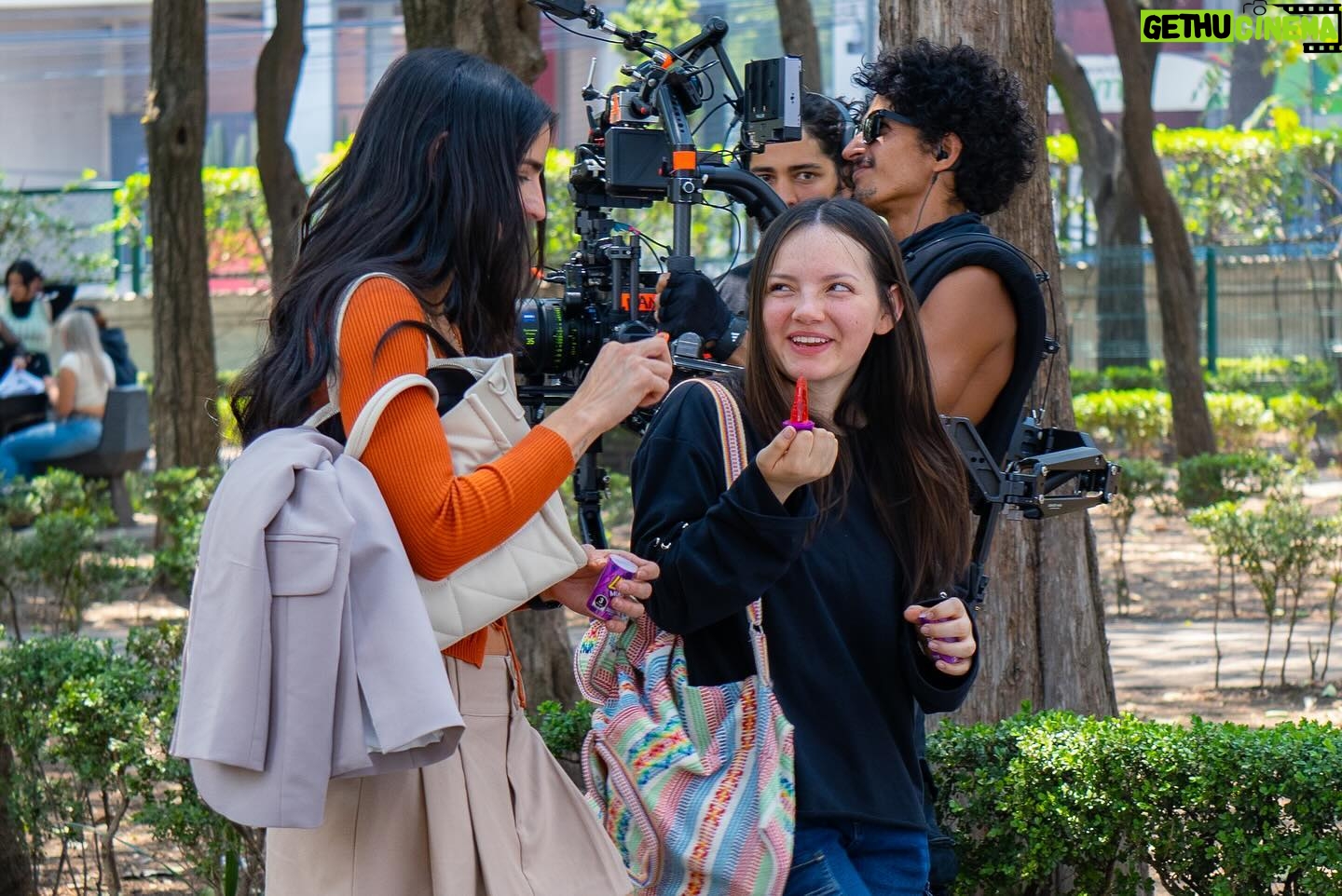 Francisca Aronsson Instagram - Tener la oportunidad de participar en la serie mexicana La Lola, ha sido un gran aprendizaje que llevo en mi corazón. Desde que llegué, la producción, los técnicos(as) y mis compañeros de escena me acogieron como una más del equipo. Ha sido una experiencia positiva, gratificante y he crecido personal y profesionalmente mucho, y me llevo mi “nuevo acento” mexicano para contar nuevas historias. ¡¡¡No dejen de ver LaLOLA por Vix @vix !!!. Aparte de reír y relajarse se darán una oportunidad para reflexionar sobre temas actuales. Cada episodio va ayudar a comprendernos mejor entre nosotros y nosotras, desde la mirada masculina de lo que siente una mujer, cuestionándonos roles y estereotipos de género a través del humor y la interpretación de un gran elenco. @barbaraderegil @analo @anaceliaurquidi @joshuamintzoficial y muchos talentos más 🥰 📸: @vix #LaLola #Sol #Serie #Vix #comedia