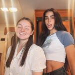 Francisca Aronsson Instagram - La serie mexicana Lalola es número 1 en USA y Latinoamérica y puedes verla por VIX . Gracias por tanto ❤️🎬🇲🇽!!! La Lola está protagonizada por @barbaraderegil y otras grandes estrellas. Aquí en un descanso realizando un baile en personaje Lola y su hija Sol Serie: #LaLola 1° Temporada: 10 episodios Streaming: @vix #VIX #serie #comedia #México #Lalola #Sol #Lola
