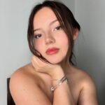 Francisca Aronsson Instagram - Voy a resumir el mes de Marzo en emojis: 🎬💃🏻🥳😪🫡🤦🏻‍♀️💅🏼👩🏻‍❤️‍👨🏻 🎤 🏄‍♀️ ☕️ 👩‍💻 .