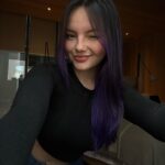 Francisca Aronsson Instagram - Vivimos en un mundo donde vibra más un teléfono que un corazón… :(💜