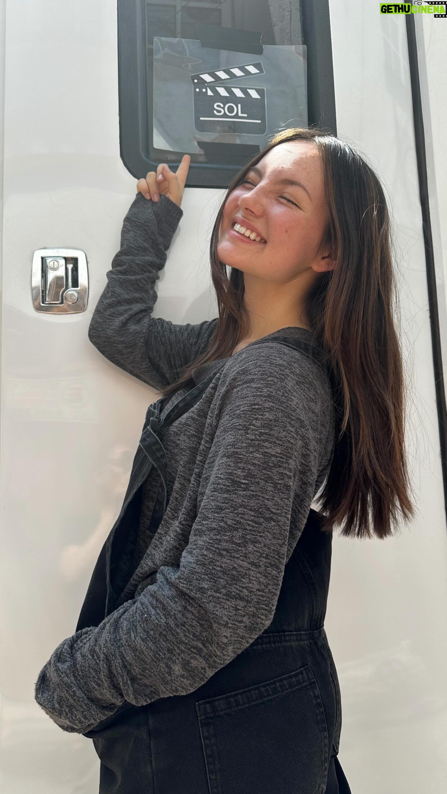 Francisca Aronsson Instagram - Les dejo un detrás de camaras de la serie Lalola 🎬 ! mi primera serie mexicana dándole vida a SOL . Felices porque estamos NÚMERO UNO en USA y LatAM por @vix 🥳🥳!!! Puedes descargar Vix y gozar la primera temporada ! O entrar a PrimeVideo y mirar el primer capítulo. Si la ven, díganme que les pareció y etiquétenme para verlo!🩷💫 Equipo maravilloso @joshuamintzoficial @anaceliaurquidi @analo @laperezreyes @barbaraderegil @carmen_madridofficial @epyvelez @diego_amoz @aguilasochochris @pamohpam @alexisayala @adrianamontesdeo @vidalonte @gonzalogarciavivanco @alexdelamadrid @prensa_danna @osoramah y muuuchos más ❤️ #LaLola #PrimeraTemporada #Vix #México