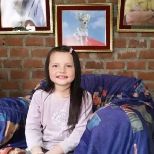Francisca Aronsson Instagram - De mis primeras entrevistas con 8 años 🥹❤️! Recordando a mi personaje “Danielita” hija de Koki en Al Fondo Hay Sitio 🎬… Que opinan de esta niñita tan bella?? Jajaja