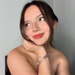 Francisca Aronsson Instagram - Voy a resumir el mes de Marzo en emojis: 🎬💃🏻🥳😪🫡🤦🏻‍♀️💅🏼👩🏻‍❤️‍👨🏻 🎤 🏄‍♀️ ☕️ 👩‍💻 .