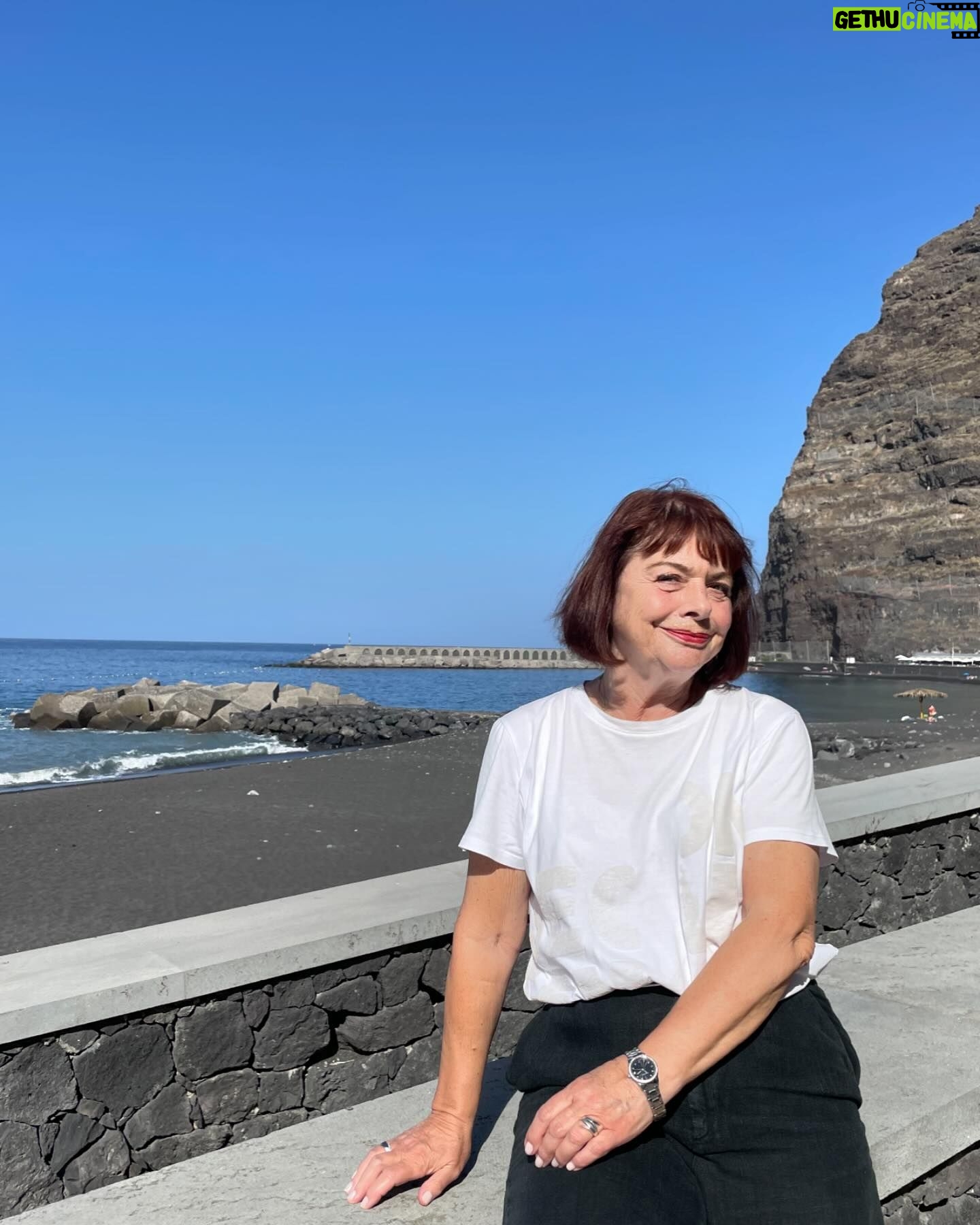 Francisca Aronsson Instagram - Feliz cumpleaños a la abuela más bella persona, cariñosa, atenta, cálida e icono. Te amo tanto , tanto que no puedo ni escribirlo. Eres la mejor del mundo ❤️ Por ahí me contaron que cuando llegué a casa después de nacer, te vi y me quedé pasmada contigo. Desde bebé sabía que serías de mis personas favoritas en esta tierra.