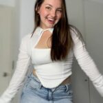 Francisca Aronsson Instagram – Alguien más que baile 🕺 sola/o en su cuarto antes de salir ? 
Casi siempre suelo bailar para cargarme de energía ❤️

Outfit: @mehperu
#Publicidad