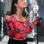 Francisca Aronsson Instagram - Cover “Por Primera Vez” de @camilo . Una de mis canciones fav❤️! Espero les guste. Productor musical: @benjiburga Videografos: @mathias_3.jpg @nathan_tesse Edición: @ximenamaticorena_ Director: @torino.of