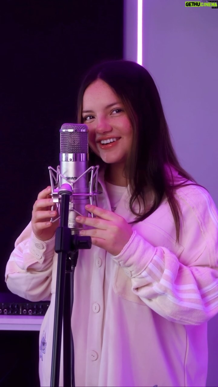 Francisca Aronsson Instagram - Un cover de “Mi ex tenía razón” de @karolg 🩷 Espero les guste. Déjame que canción les gustaría para la próxima … Agradecimientos 🎶🎼🎵 Productor: @benjiburga Videografos: @mathias_3.jpg @nathan_tesse Editora: @ximenamaticorena_ Director de cámara: @torino.of