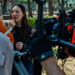 Francisca Aronsson Instagram - Aquí con los dos directores de la serie #LALOLA quienes desarrollan su aproximación creativa a la puesta en escena. @analo y #FranciscoFranco mostrando su destreza para la comedia y experiencia en la dirección de actores y actrices. Feliz de compartir escena con mi querida @barbaraderegil ❤️🇲🇽 📺: Descarga @vix y mira la serie mexicana LaLola 📍Latinoamérica y Estados unidos