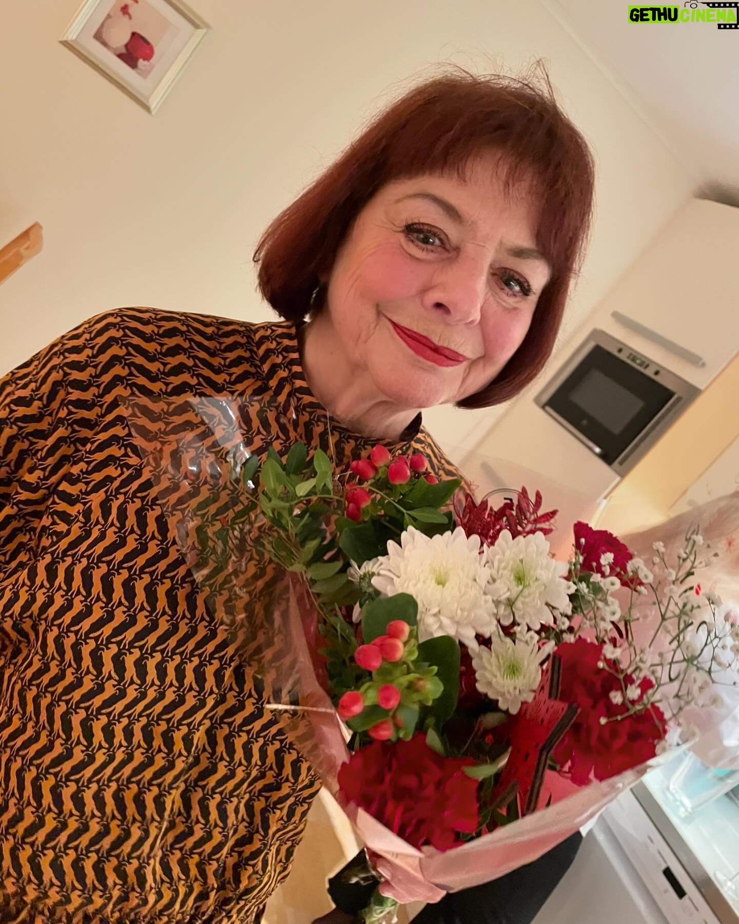 Francisca Aronsson Instagram - Feliz cumpleaños a la abuela más bella persona, cariñosa, atenta, cálida e icono. Te amo tanto , tanto que no puedo ni escribirlo. Eres la mejor del mundo ❤️ Por ahí me contaron que cuando llegué a casa después de nacer, te vi y me quedé pasmada contigo. Desde bebé sabía que serías de mis personas favoritas en esta tierra.
