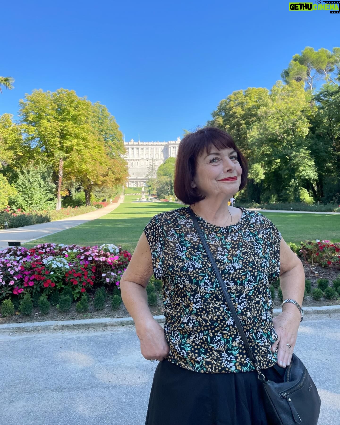 Francisca Aronsson Instagram - Feliz cumpleaños a la abuela más bella persona, cariñosa, atenta, cálida e icono. Te amo tanto , tanto que no puedo ni escribirlo. Eres la mejor del mundo ❤️ Por ahí me contaron que cuando llegué a casa después de nacer, te vi y me quedé pasmada contigo. Desde bebé sabía que serías de mis personas favoritas en esta tierra.