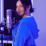 Francisca Aronsson Instagram - Nuevo cover “Triple T” de @tinistoessel 💙 Al final del video les dejé un poco de cuando grababa mi voz… Productor musical: @benjiburga Director: @finstorino Videografos: @nathan_tesse @mathias_3.jpg Editora: @ximenamaticorena_