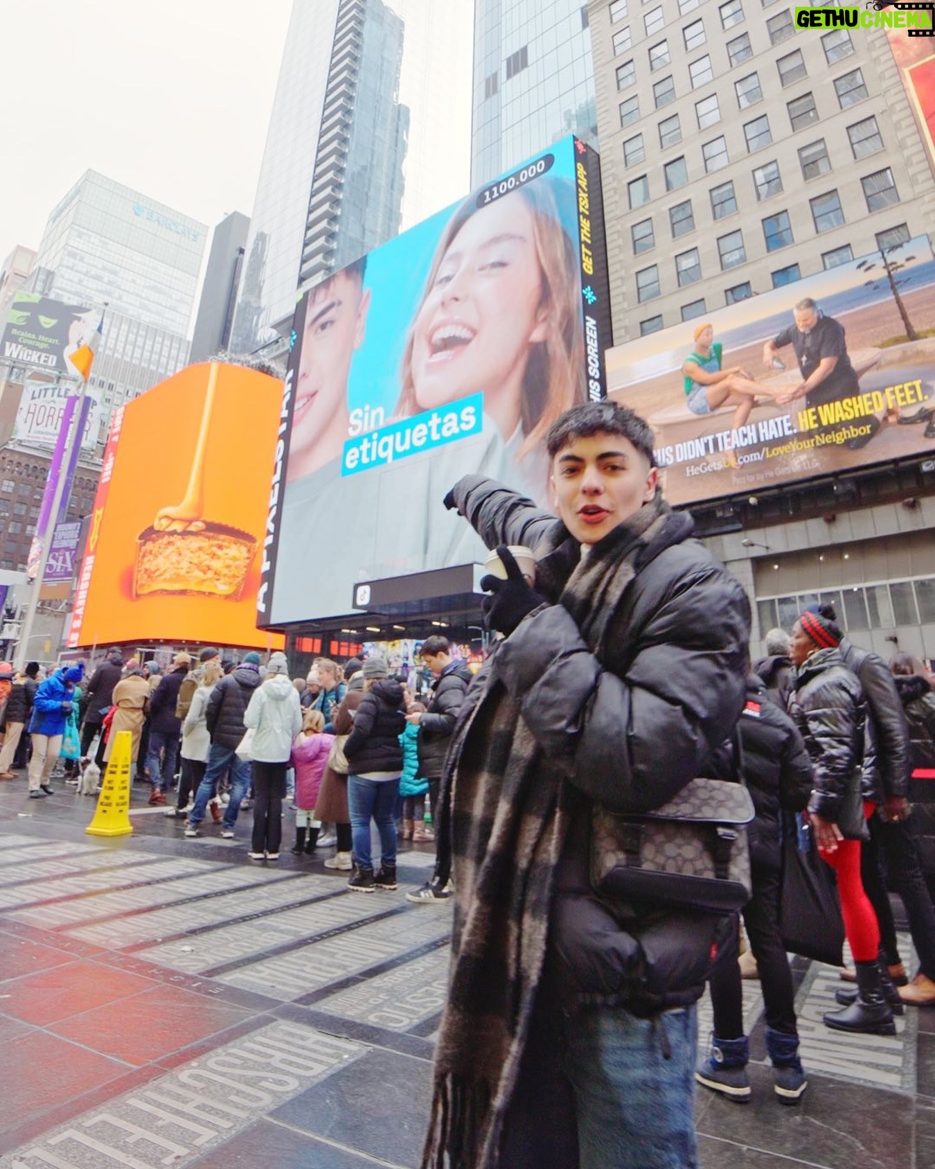 Francisca Estevez Instagram - Oh yeah, estamos en TIMES SQUARE!!!! Dream come true! 🤩 thank you @cetaphilcol and obvio thank you @zamirrvillamil por compartir esta misma felicidad conmigo!!! #GeneracionCeta 💙💚💙💚