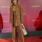 Francisca Estevez Instagram - Gracias! @netflixlat @netflixcolombia No se pierdan Griselda! ❤️ Styling: @danielastyling Total look: @ateliercrump Joyas: @sodhana_jewelry