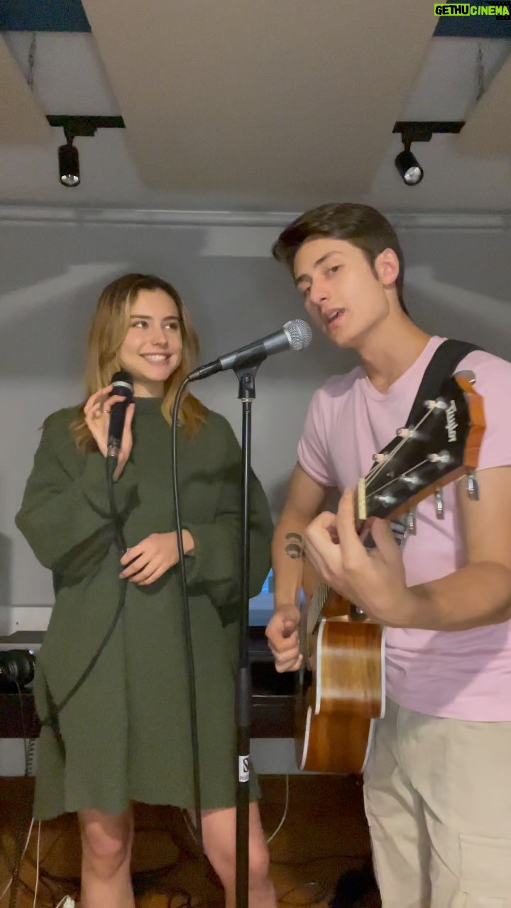 Francisca Estevez Instagram - Me atreví a hacer un cover con @soymanumusica !!🙈 De esta GRAAAAN canción, “El Mismo Lugar” ❤️🔥 aquí les dejo este cover pero el video está en YouTube para que vayan y nos vean! 🤍