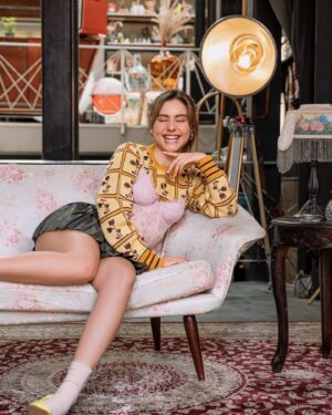Francisca Estevez Instagram - Let’s take it back ☎️

📷 by: @jakophoto 
Styling by: @vanessarestrepostylist 👗
M & H: @viviana.danico para @glambyalexa 
Locación: @madamecoquete