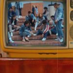 Francisca Estevez Instagram - Televisor de perilla y música ochentera, eso solo quiere decir que #LosBillis ya están disponibles en #PrimeVideoLAT⚡️😎