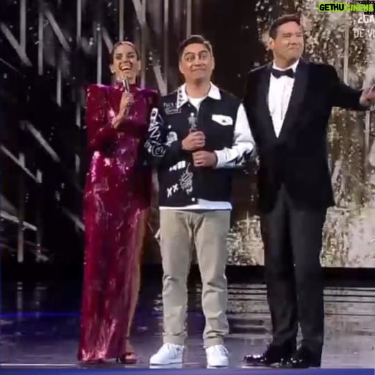 Francisco Saavedra Instagram - "Hoy reímos a lo maldito": Así Sergio Freire recibe su Gaviota de Plata. El festival latino más grande del mundo #Viña2024 ⭐🤩 Del domingo 25 al viernes 1 de marzo 🗓️ #Viña2024 🎤 La energía que nos levanta por las pantallas de #Canal13 y todas sus plataformas 📲💻📺