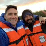 Francisco Saavedra Instagram – Me han preguntado mucho por mi amigo @davidfractal y solo quiero decirles que Sin Catador no hay más #LugaresQueHablan , sin mi partner no puedo hacer más este programa que nos ha llevado a recorrer hasta el último rincón de Chile. El talento , la experiencia, la química y la lealtad no son reemplazables. 
Hoy el área pasa a llamarse Entretencion y cultura y les deseo lo mejor, espero encontrar mi espacio y sentirme parte.
Pero quiero decirles que el programa está más vivo que nunca, que vamos a seguir adelante con mucha fuerza, que con varios de los compañeros que desvincularon vamos a volver a trabajar juntos de una u otra manera. 
Hoy darle voz a nuestros compatriotas es una misión editorial importante, si dejamos de hacer este trabajo no tiene sentido estar en un medio de comunicación. Puedes hacer muchas cosas lindas y entretenidas, pero Lugares que Hablan es un programa profundo, una radiografía social de Chile, y de paso el programa que me permitió convertirme en conductor de TV y redescubrir mi país. 
Vamos a cumplir 13 años con más de 250 capitulos al aire y aún nos quedan miles de kilómetros por recorrer. Así que vamos a trabajar de la mejor forma para que tengamos la mejor temporada de todas y muchas más sorpresas. 
El 13 es el canal de la cultura con una tremenda programación y es nuestra misión mantenerla viva . 
Cultura entretenida, Cultura para todos , Cultura 13