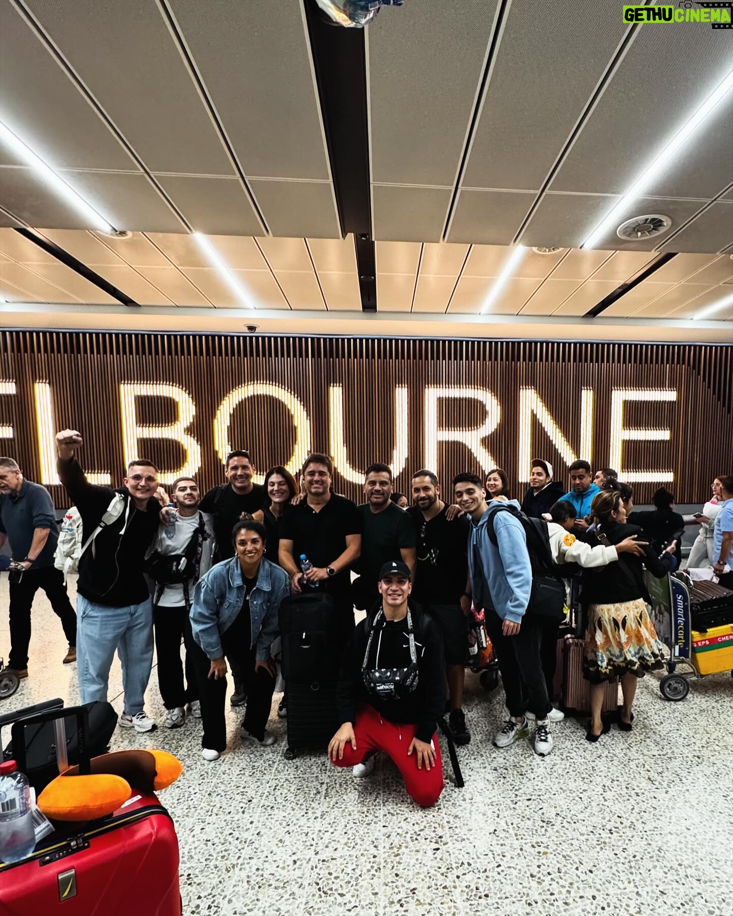 Francisco Saavedra Instagram - Llegamos a Melbourne después de un vuelo directo en @latamairlines de 14 hrs con todas las Pilas para darle vida a esta 3era Aventura de #SociosPorElMundo3