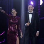 Francisco Saavedra Instagram - ¡Ya empezó la noche chilena de @elfestivaldevina y así les dimos la bienvenida junto a @marigodoyibanez! Hoy estaremos con @losbunkersoficial @wenafreire y @youngcister 🫶🏻⭐🇨🇱 📸 @jtlanta