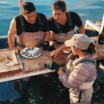 Francisco Saavedra Instagram – Cosechando Ostras en Coffin Bay. Seguimos viajando y haciendo para ustedes la nueva temporada de #SociosPorElMundo3