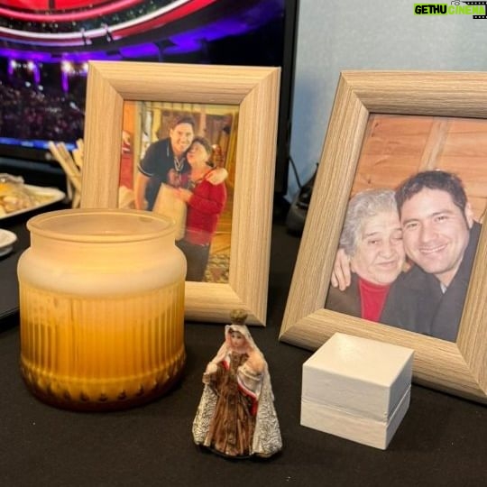Francisco Saavedra Instagram - A minutos de comenzar la tercera noche de @elfestivaldevina les comparto algo muy personal, que me emociona mucho: el altar de mis seres queridos que me acompañan siempre, en cada momento. Nanita Luchi y tía Viole, las llevo conmigo ❤️