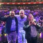 Francisco Saavedra Instagram - Animar esta versión de @elfestivaldevina ha sido un sueño cumplido, un camino de reencuentro con mis inicios en la radio Libertad AM de Curicó. Siento mucha gratitud, porque se me viene a la cabeza la imagen de tantas personas que hicieron posible que este sueño se hiciera realidad. Pienso en mis padres instándome desde niño a luchar por mis metas, en tantas personas que a lo largo de mi carrera confiaron en mí, en esas puertas que se cerraron y también en mis compañeros y amigos de trabajo con los cuales hemos compartido esta ruta, pienso en mi marido e hijos que me apoyan incondicionalmente. No me canso de darle las gracias a todos quienes se detuvieron a darme un abrazo, me regalaron una sonrisa y me llenaron de amor en el hotel y la Quinta Vergara, porque es eso lo que me sostiene: comunicar, mostrar realidades, compartir sonrisas, ayudar y entretener. Lo pasé increíble, conocí a un equipo de profesionales impresionantes, me llevo las mejores experiencias para seguir preparándome, aprendiendo y creciendo. ¡Vamos siempre por más! Estas son postales de las seis noches en que la Quinta Vergara y la gente en sus casas llenó de amor mi corazón y junto a mi querida @marigodoyibanez tratamos de retribuirlo con honestidad, sacrificio, rigor y mucho, pero mucho trabajo. La vida es crecimiento y aprendizaje , voy a trabajar mucho más para ser cada vez mejor en mi trabajo, las críticas constructivas las recibo para esforzarme cada día más. Y seguir en esta senda que comenzó hace más de 20 años trabajando a pulso y soñando. Quiero aprovechar de enviar un mensaje a todos esos niños y niñas que quizá estén un poco desorientados y no sepan que hacer en el futuro a ellos decirles que la vida es para soñar y para cumplir metas , y que nadie se atreva nunca a cortarles esas alas. Nos vemos pronto para seguir disfrutando de este sueño que es conocer nuestro país de las maneras más profundas, ahora abriendo un capítulo hermoso junto al festival latino más importante del mundo ❤️