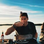 Francisco Saavedra Instagram – Cosechando Ostras en Coffin Bay. Seguimos viajando y haciendo para ustedes la nueva temporada de #SociosPorElMundo3