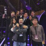Francisco Saavedra Instagram - Animar esta versión de @elfestivaldevina ha sido un sueño cumplido, un camino de reencuentro con mis inicios en la radio Libertad AM de Curicó. Siento mucha gratitud, porque se me viene a la cabeza la imagen de tantas personas que hicieron posible que este sueño se hiciera realidad. Pienso en mis padres instándome desde niño a luchar por mis metas, en tantas personas que a lo largo de mi carrera confiaron en mí, en esas puertas que se cerraron y también en mis compañeros y amigos de trabajo con los cuales hemos compartido esta ruta, pienso en mi marido e hijos que me apoyan incondicionalmente. No me canso de darle las gracias a todos quienes se detuvieron a darme un abrazo, me regalaron una sonrisa y me llenaron de amor en el hotel y la Quinta Vergara, porque es eso lo que me sostiene: comunicar, mostrar realidades, compartir sonrisas, ayudar y entretener. Lo pasé increíble, conocí a un equipo de profesionales impresionantes, me llevo las mejores experiencias para seguir preparándome, aprendiendo y creciendo. ¡Vamos siempre por más! Estas son postales de las seis noches en que la Quinta Vergara y la gente en sus casas llenó de amor mi corazón y junto a mi querida @marigodoyibanez tratamos de retribuirlo con honestidad, sacrificio, rigor y mucho, pero mucho trabajo. La vida es crecimiento y aprendizaje , voy a trabajar mucho más para ser cada vez mejor en mi trabajo, las críticas constructivas las recibo para esforzarme cada día más. Y seguir en esta senda que comenzó hace más de 20 años trabajando a pulso y soñando. Quiero aprovechar de enviar un mensaje a todos esos niños y niñas que quizá estén un poco desorientados y no sepan que hacer en el futuro a ellos decirles que la vida es para soñar y para cumplir metas , y que nadie se atreva nunca a cortarles esas alas. Nos vemos pronto para seguir disfrutando de este sueño que es conocer nuestro país de las maneras más profundas, ahora abriendo un capítulo hermoso junto al festival latino más importante del mundo ❤️