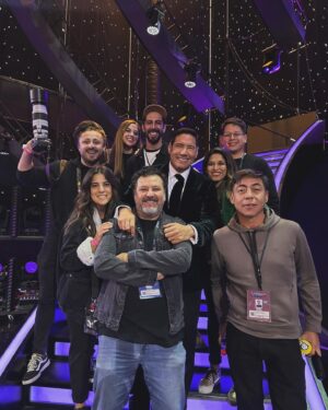 Francisco Saavedra Instagram - Animar esta versión de @elfestivaldevina ha sido un sueño cumplido, un camino de reencuentro con mis inicios en la radio Libertad AM de Curicó.

Siento mucha gratitud, porque se me viene a la cabeza la imagen de tantas personas que hicieron posible que este sueño se hiciera realidad. Pienso en mis padres instándome desde niño a luchar por mis metas, en tantas personas que a lo largo de mi carrera confiaron en mí, en esas puertas que se cerraron y también en mis compañeros y amigos de trabajo con los cuales hemos compartido esta ruta, pienso en mi marido e hijos que me apoyan incondicionalmente.

No me canso de darle las gracias a todos quienes se detuvieron a darme un abrazo, me regalaron una sonrisa y me llenaron de amor en el hotel y la Quinta Vergara, porque es eso lo que me sostiene: comunicar, mostrar realidades, compartir sonrisas, ayudar y entretener.

Lo pasé increíble, conocí a un equipo de profesionales impresionantes, me llevo las mejores experiencias para seguir preparándome, aprendiendo y creciendo. ¡Vamos siempre por más!

Estas son postales de las seis noches en que la Quinta Vergara y la gente en sus casas llenó de amor mi corazón y junto a mi querida @marigodoyibanez tratamos de retribuirlo con honestidad, sacrificio, rigor y mucho, pero mucho trabajo. 

La vida es crecimiento y aprendizaje , voy a trabajar mucho más para ser cada vez mejor en mi trabajo, las críticas constructivas las recibo para esforzarme cada día más. Y seguir en esta senda que comenzó hace más de 20 años trabajando a pulso y soñando.

Quiero aprovechar de enviar un mensaje a todos esos niños y niñas que quizá estén un poco desorientados y no sepan que hacer en el futuro a ellos decirles que la vida es para soñar y para cumplir metas , y que nadie se atreva nunca a cortarles esas alas.

Nos vemos pronto para seguir disfrutando de este sueño que es conocer nuestro país de las maneras más profundas, ahora abriendo un capítulo hermoso junto al festival latino más importante del mundo ❤️