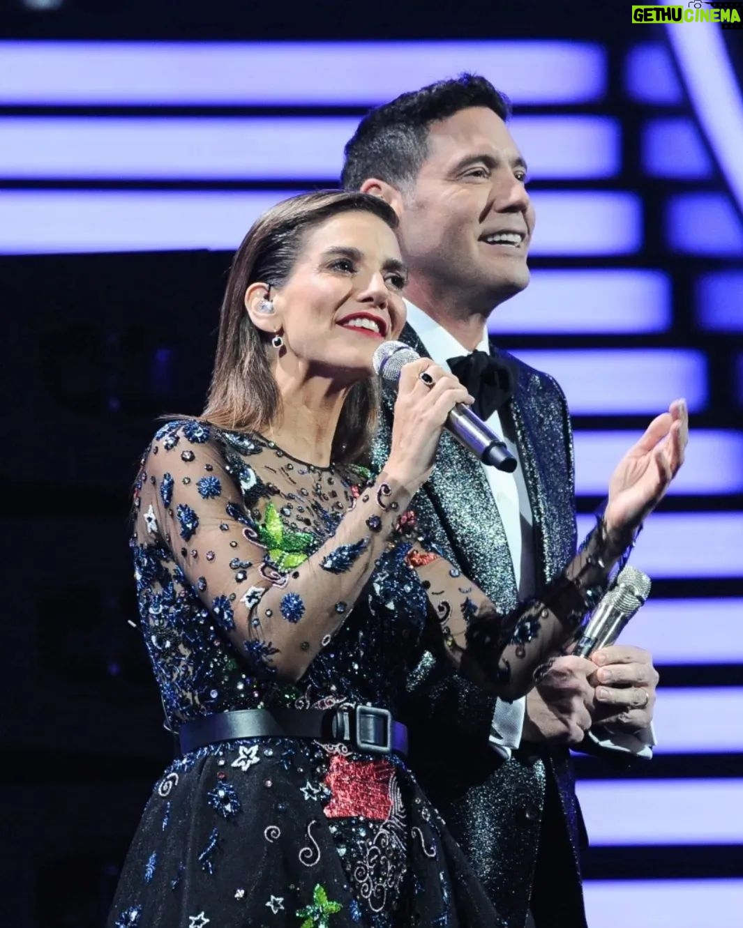 Francisco Saavedra Instagram - Elegantes y con brillantes detalles: Así fue el look de los animadores de Viña2024 en la segunda noche festivalera💫 ¡Soñados! 🤩✨ El festival latino más grande del mundo #Viña2024 ⭐🤩 Del domingo 25 al viernes 1 de marzo 🗓️ #Viña2024 🎤 La energía que nos levanta por las pantallas de #Canal13 y todas sus plataformas 📲💻📺