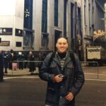 Francisco Saavedra Instagram - Mi primer viaje. Esto fue en Octubre de 1999 Comenzamos en New York y luego al mundo. Ese día me rapé, era como un cambio de piel , una nueva experiencia, había que vivirla de cero y pelado al cero Jajajajaja #Viajes #SociosPorElMundo #Aventuras #diversion #rapado