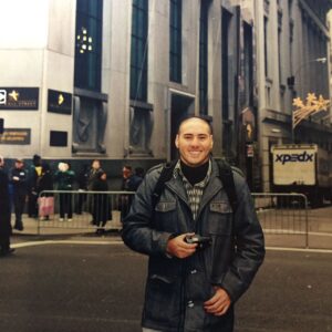 Francisco Saavedra Instagram - Mi primer viaje. Esto fue en Octubre de 1999 Comenzamos en New York y luego al mundo. Ese día me rapé, era como un cambio de piel , una nueva experiencia, había que vivirla de cero y pelado al cero Jajajajaja #Viajes #SociosPorElMundo #Aventuras #diversion #rapado