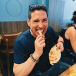 Francisco Saavedra Instagram - Día 0 Paseando por Melbourne y mañana camino a Filipinas para comenzar el Rodaje de #SociosPorElMundo3 hoy conocimos lugares preciosos y comimos un hot dog de camarones
