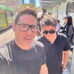 Francisco Saavedra Instagram - Día 0 Paseando por Melbourne y mañana camino a Filipinas para comenzar el Rodaje de #SociosPorElMundo3 hoy conocimos lugares preciosos y comimos un hot dog de camarones