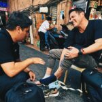 Francisco Saavedra Instagram – Me saqué la cresta en Filipinas !!! 🤯 Esto se llama tener “mala pata” literal! Jajaj En fin, al mal tiempo, buena cara! 

Comenzamos las  grabaciones de la tercera temporada de socios por el mundo 3, ME ESGUINCE AMBOS TOBILLOS!!! 😩😩 No saben el dolor que sentí en ese minuto pero por suerte ya está todo bien y como siempre @zabaletachile apañándome ❤️ Gracias a la componedora de Huesos y a todos los que me ayudaron.  Los viajes tienen eso… están llenos de imprevistos pero bien acompañados estos momentos no son tan terribles @socios_cl